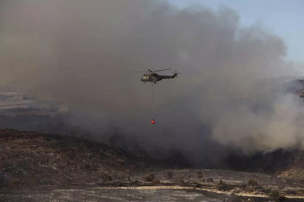 Os bombeiros conseguiram controlar um incêndio florestal que deflagrou na zona industrial de Agios Sylas, em Limassol, queimando cerca de seis quilómetros quadrados de terreno