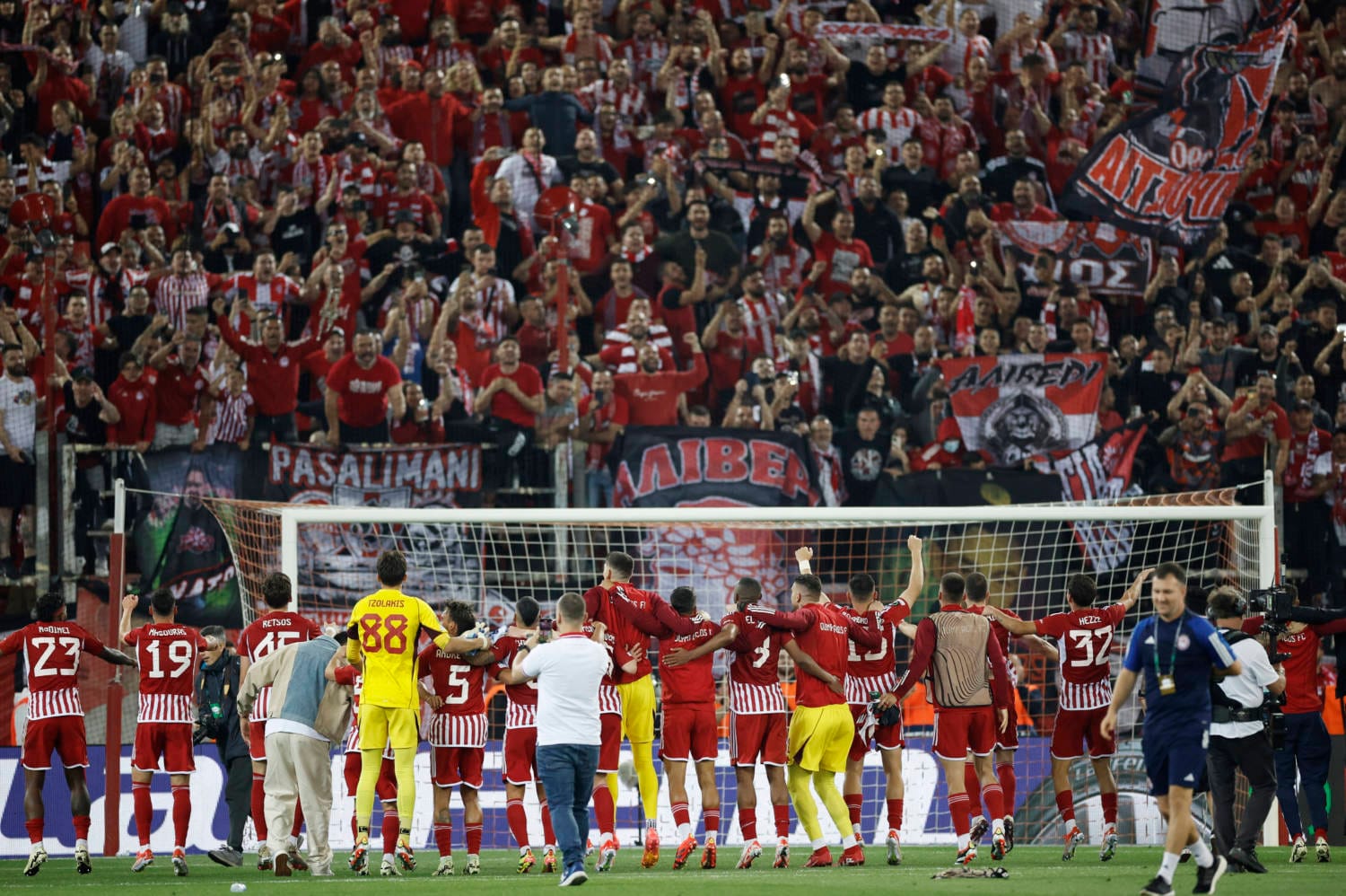 Ayoub El Kaabi marcou dois golos e o Olympiakos Piraeus derrotou o Aston Villa por 2-0, avançando para a final da Liga Europa Conference contra a Fiorentina