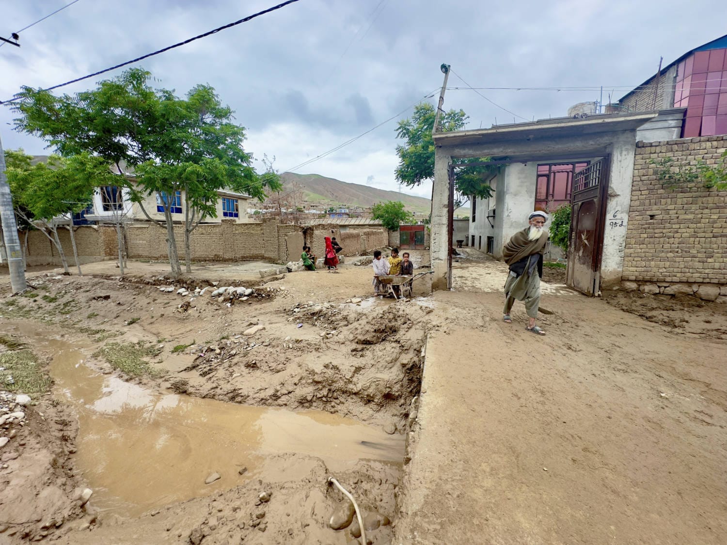 El número oficial de muertos por las devastadoras inundaciones repentinas en el norte de Afganistán ha aumentado a 153 personas en tres provincias, según el Ministerio del Interior talibán.