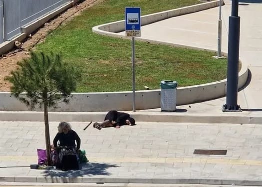 El Ayuntamiento de Pafos respondió a las críticas en las redes sociales sobre la falta de marquesinas en las paradas de autobús, aclarando que la responsabilidad de instalar nuevas marquesinas recae en el Ministerio de Transporte.
