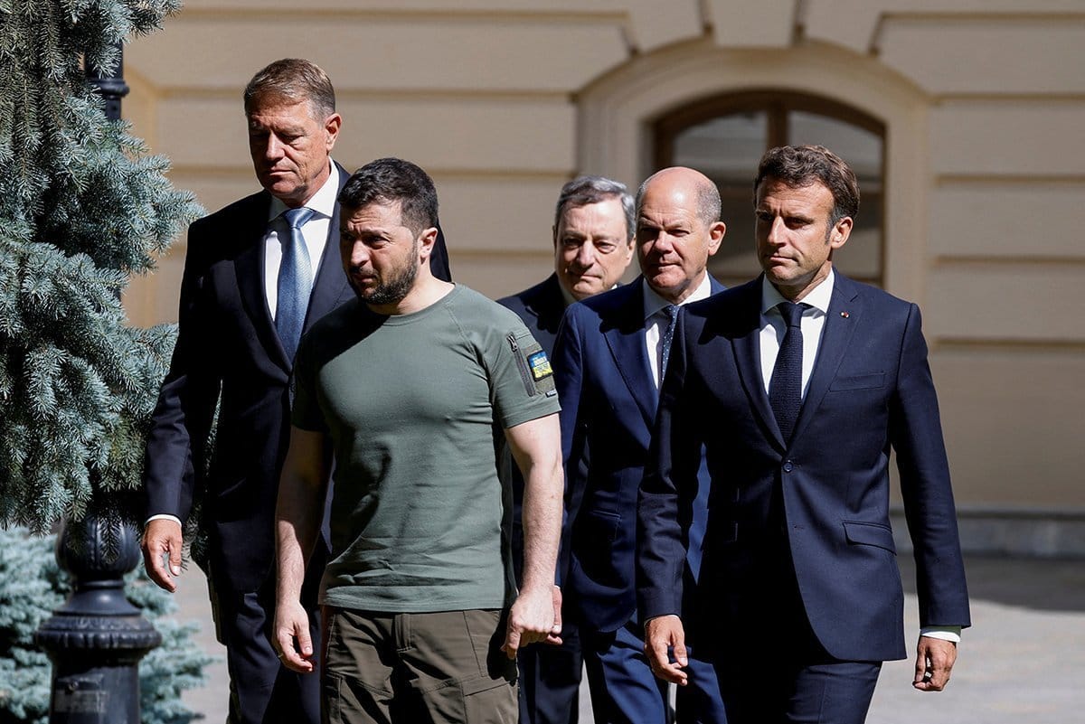 France will provide additional military aid to Ukraine in the coming days and weeks, as confirmed by the Elysee after a phone call between President Emmanuel Macron and Ukrainian President Volodymyr Zelenskiy