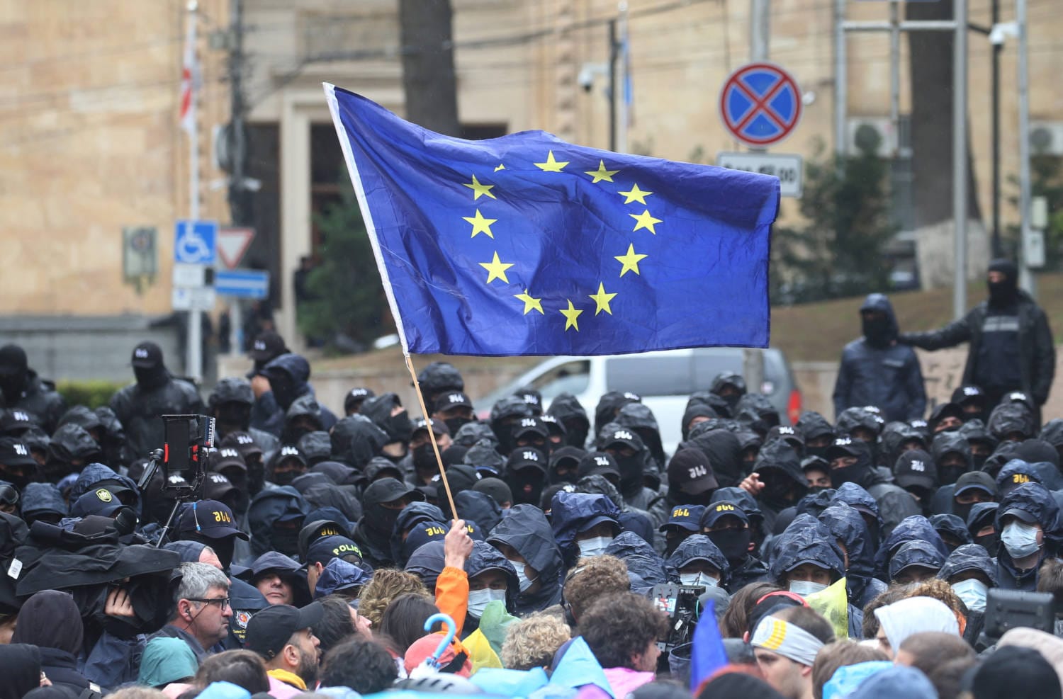 Парламент Грузии принял в окончательном чтении законопроект об "иностранных агентах", который теперь отправится на утверждение президенту Саломе Зурабишвили