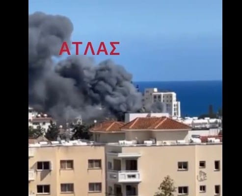 Un gran incendio se declaró en un cine abandonado de Limassol, y cuatro camiones de bomberos y un vehículo con brazo telescópico se desplegaron para contener las llamas.
