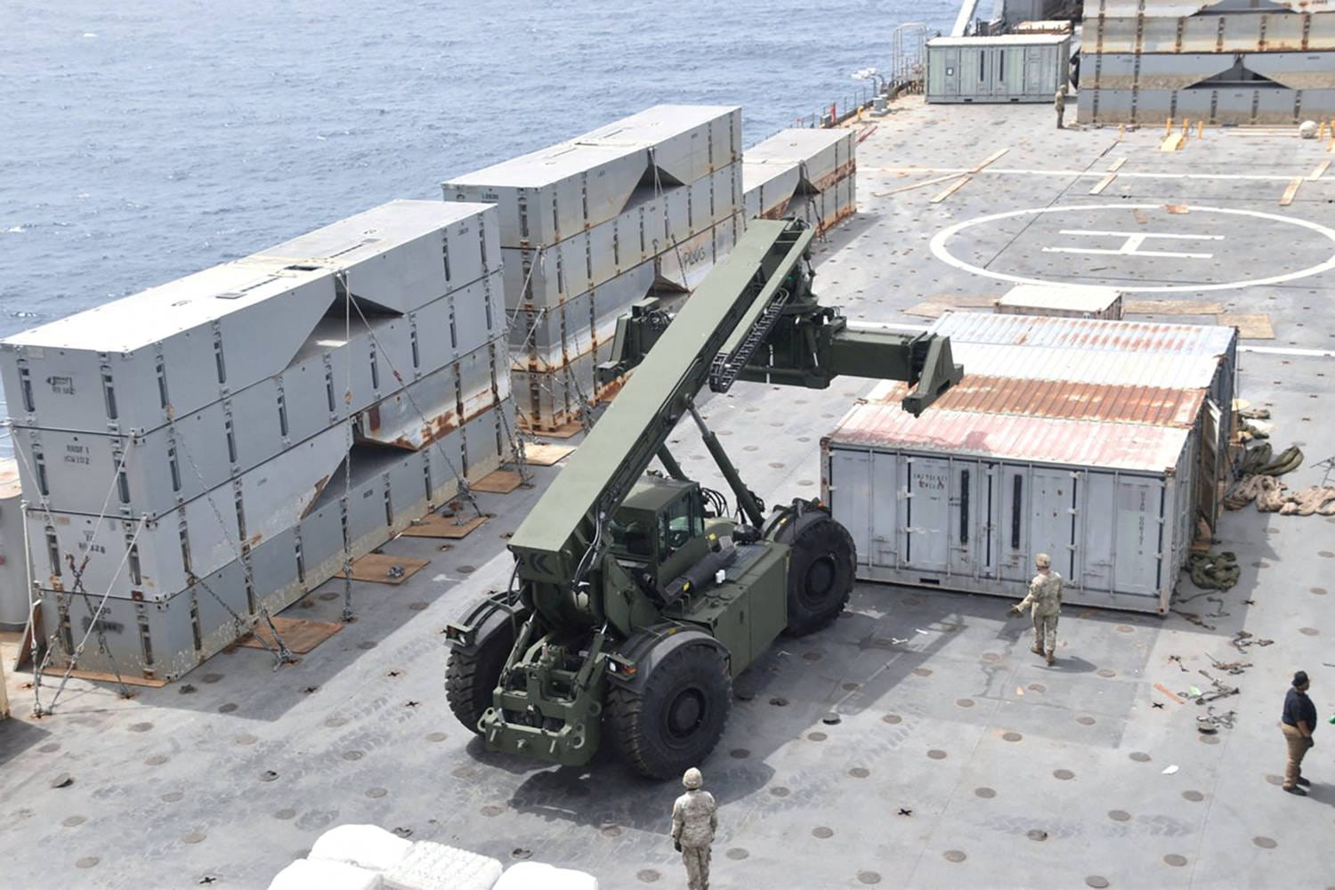 Estados Unidos trabaja en la construcción de un muelle flotante frente a la costa de la Franja de Gaza para mejorar el suministro de ayuda, pero se enfrenta a problemas como la escasez de combustible y la inseguridad.