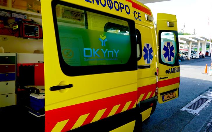 Un hombre de 30 años falleció el miércoles por la tarde mientras jugaba al fútbol en un campo de fútbol sala local.