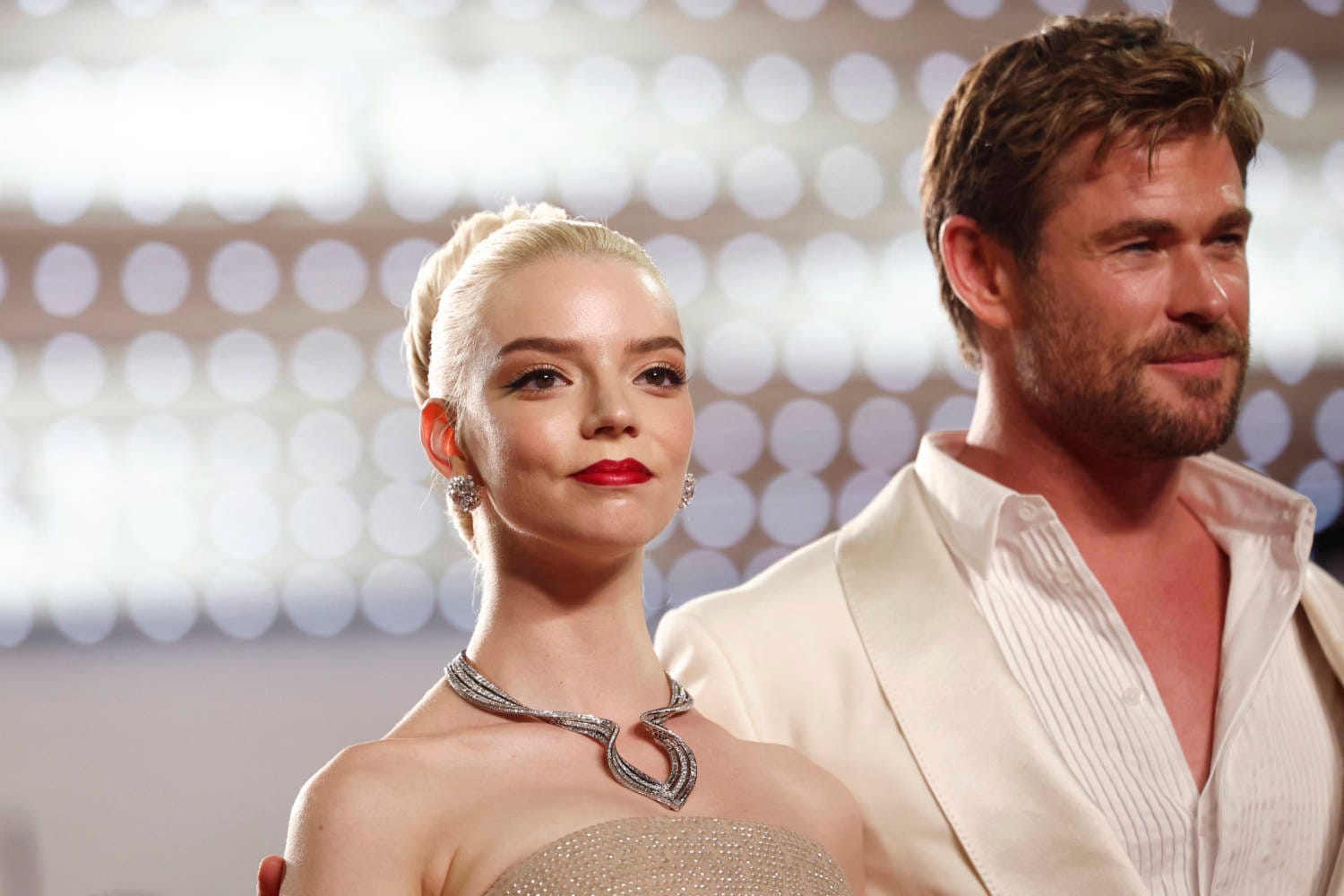 Chris Hemsworth y Anya Taylor-Joy asistieron al Festival de Cannes para el estreno mundial de "Furiosa: Una saga de Mad Max". La película se centra en los orígenes del personaje Furiosa, ahora interpretado por Taylor-Joy, enfrentado al personaje de Hemsworth, Dementus