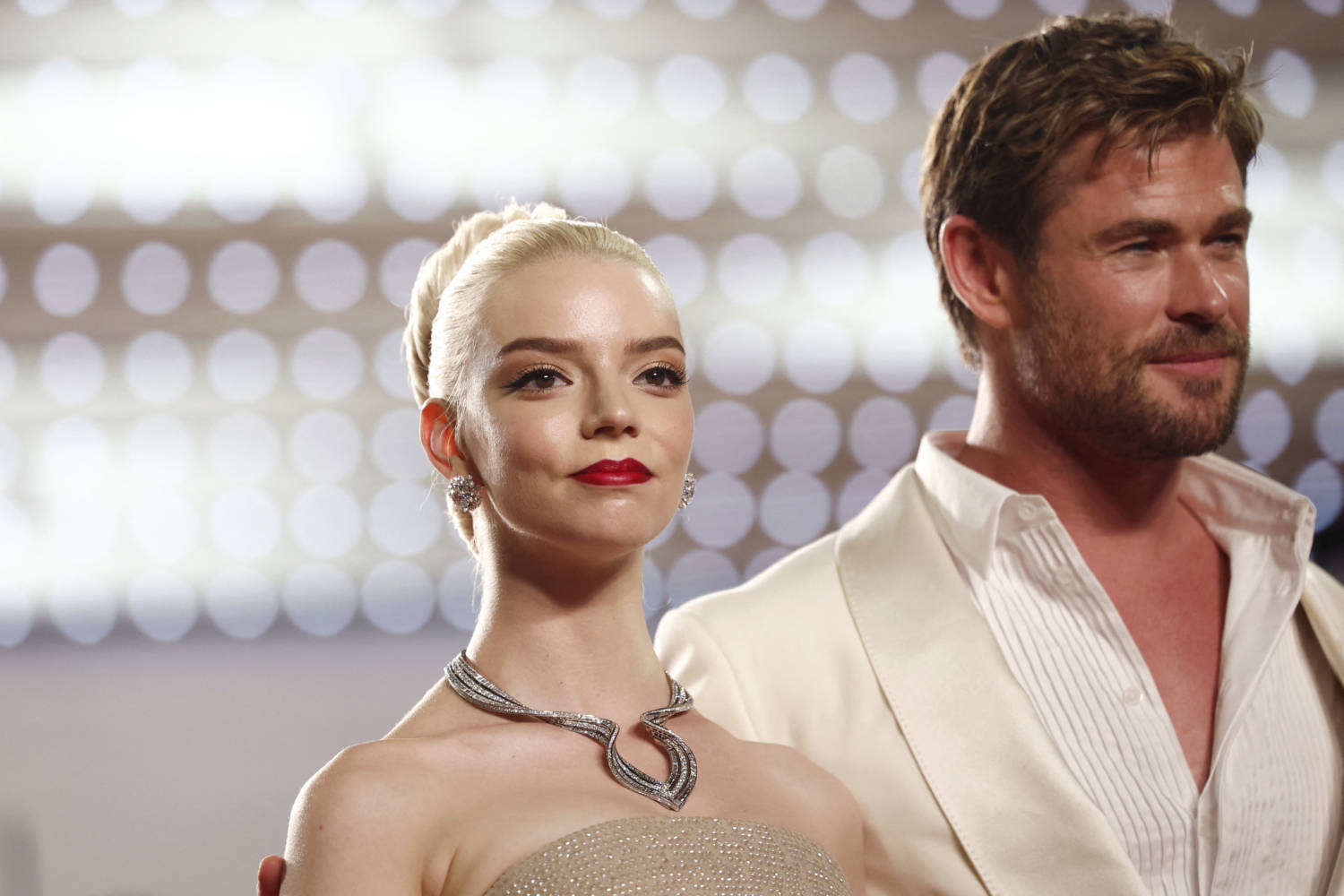 Chris Hemsworth e Anya Taylor-Joy estiveram presentes no Festival de Cinema de Cannes para a estreia mundial de "Furiosa: A Mad Max Saga". O filme centra-se nas origens da personagem Furiosa, agora interpretada por Taylor-Joy, que enfrenta a personagem de Hemsworth, Dementus