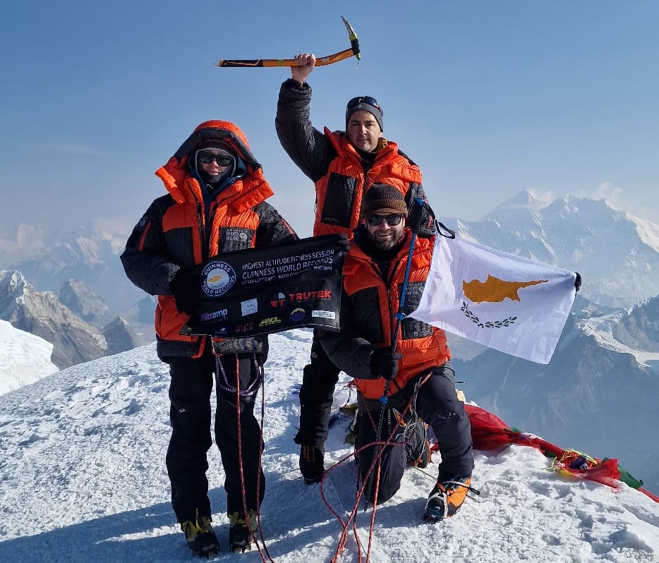 Un equipo dirigido por Alexis Economides batió el récord de la sesión de fitness a mayor altitud al alcanzar la cumbre del Pico Mera, en Nepal, a 6.476 metros sobre el nivel del mar.