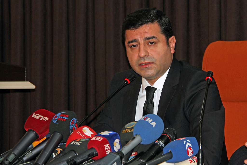 Un tribunal turco condena a Selahattin Demirtas a más de 20 años de cárcel por incitar a las protestas de 2014 tras un ataque del Estado Islámico en Kobani