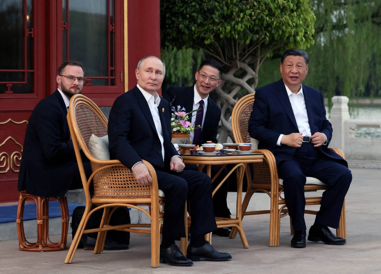 Uma nova era de parceria estratégica entre o Presidente russo, Vladimir Putin, e o Presidente chinês, Xi Jinping, teve início em Pequim, levando a um raro abraço entre os dois líderes