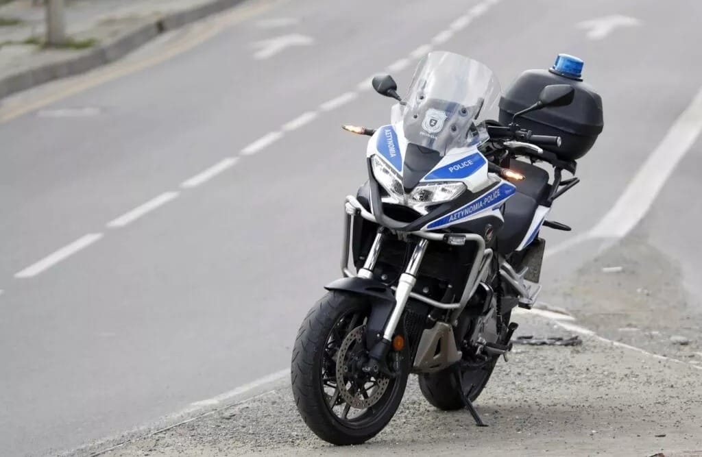 Una mujer de 77 años, Eleni Stavrinidou, de Kokkinotrimithia, falleció tras ser atropellada en un accidente en el que se dio a la fuga.