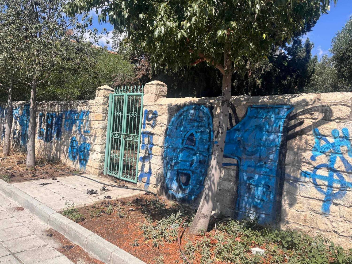 Ayhan Mehmet, representante de los turcochipriotas en Limassol, aclaró que los recientes actos vandálicos en la mezquita de Jedit no tenían motivaciones religiosas, sino consignas relacionadas con el deporte.