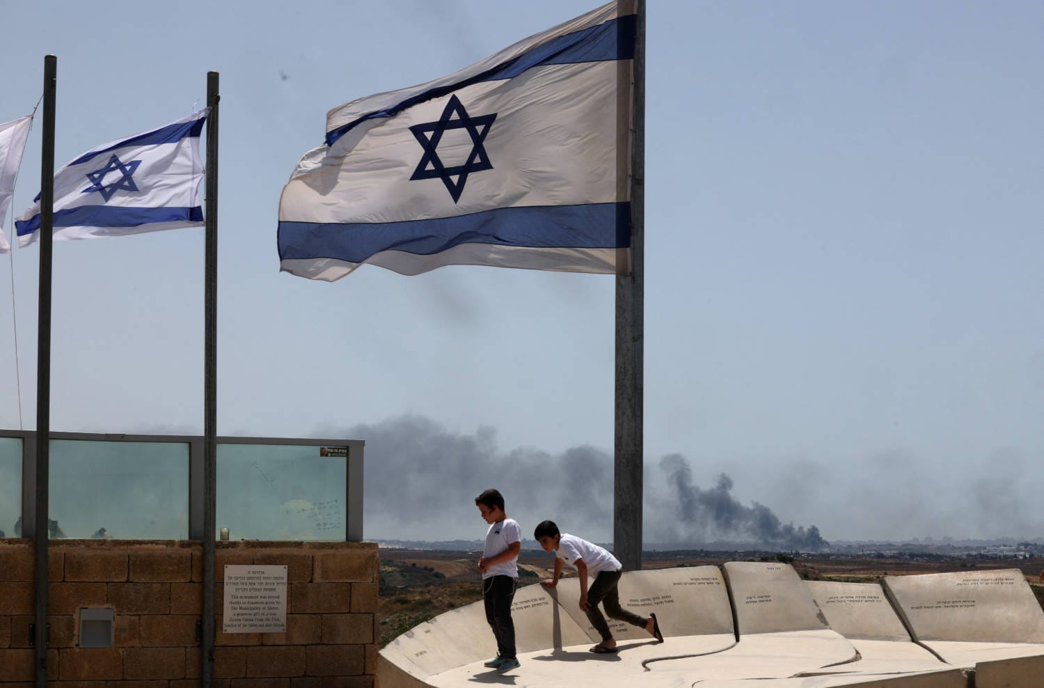 As forças israelitas travaram combates ferozes com combatentes do Hamas em Jabalia, Gaza, enquanto os militantes atacavam tanques em Rafah