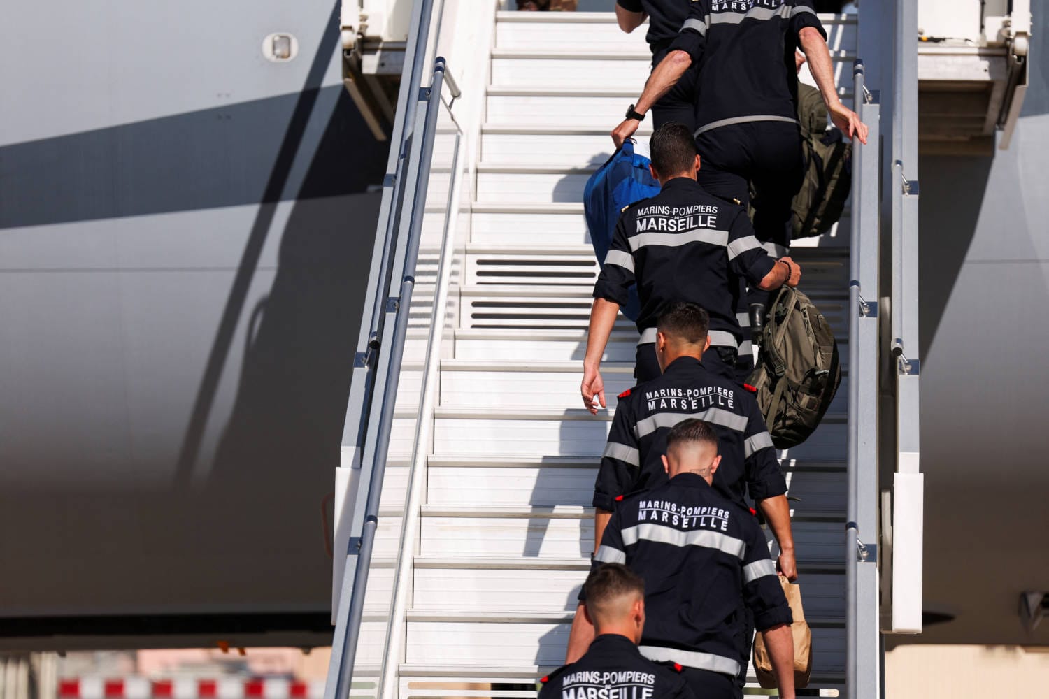 Refuerzos policiales franceses llegan a Nueva Caledonia para recuperar el control de la capital tras los disturbios que causaron cuatro muertos y cientos de detenidos