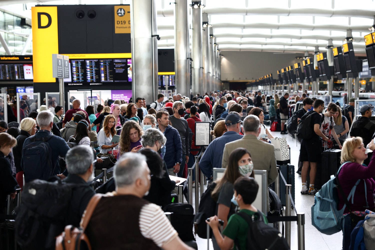O pessoal da Força de Fronteira do aeroporto de Heathrow vai entrar em greve nos dias 31 de maio, 1 e 2 de junho, durante o período de férias escolares, em protesto contra as alterações das suas condições de trabalho