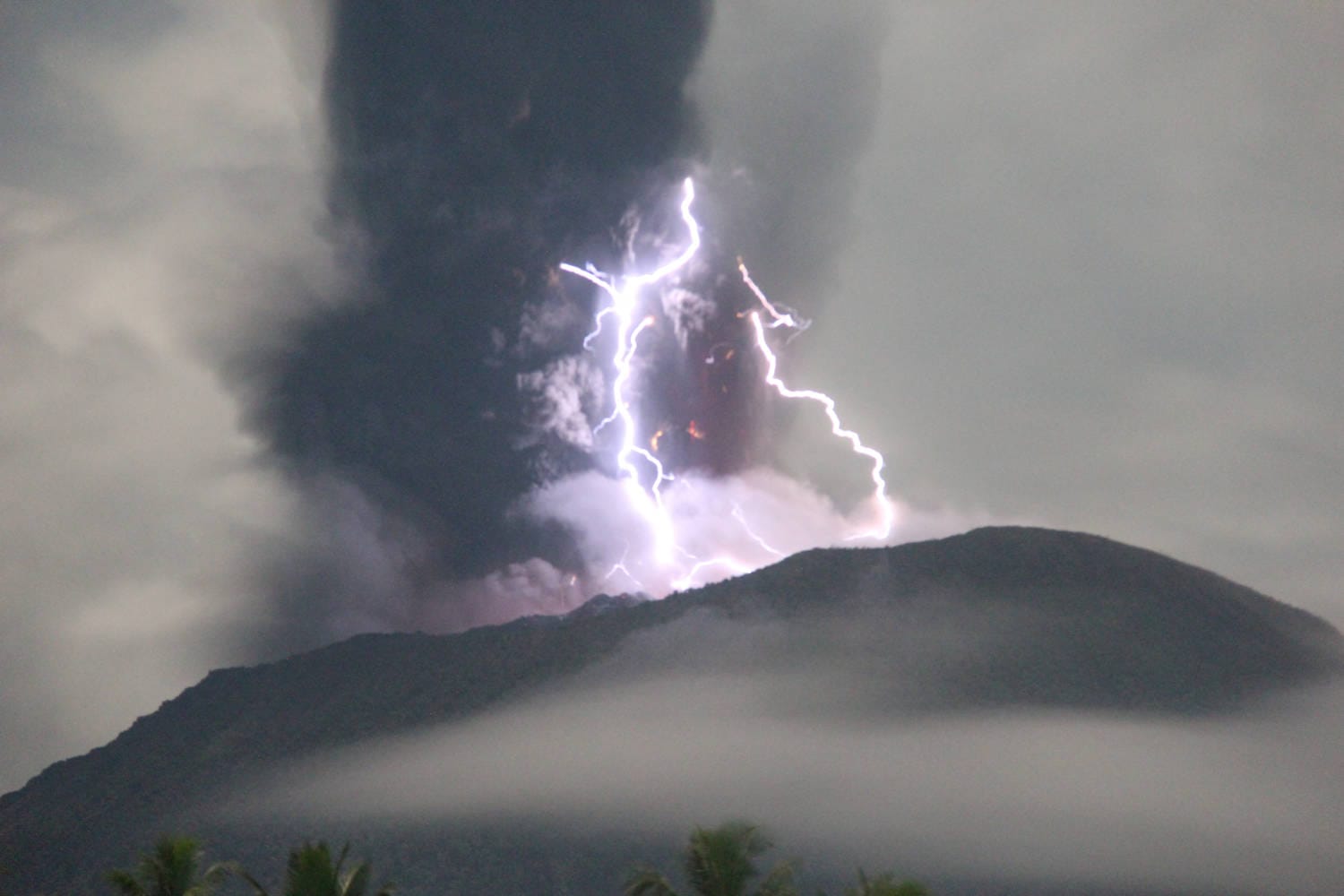Un volcán en la remota isla indonesia de Halmahera, el Monte Halmahera.