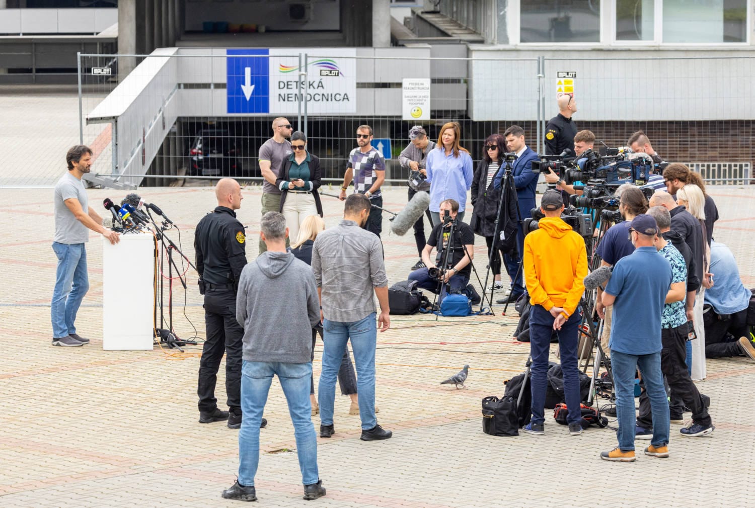 Премьер-министр Словакии Роберт Фико находится в тяжелом состоянии, но его здоровью больше не угрожает опасность после покушения