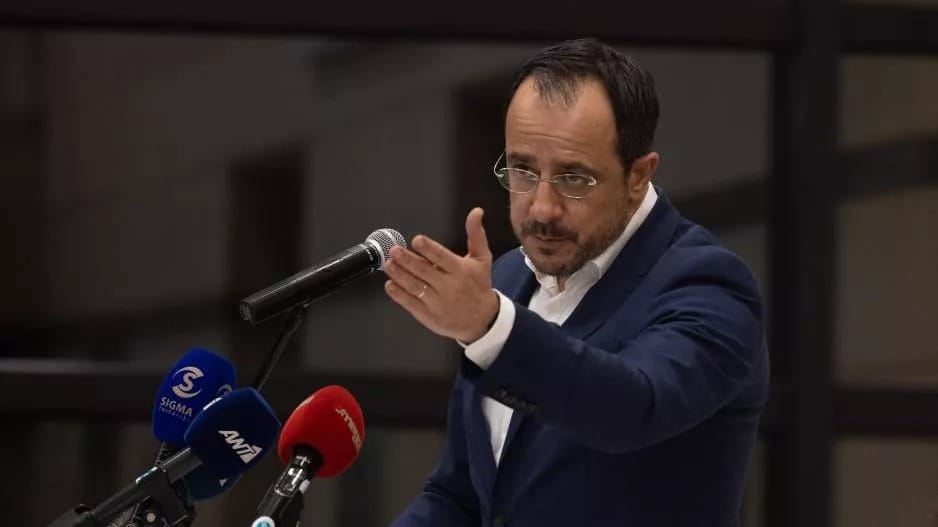 O Presidente Christodoulides lamentou a necessidade de uma intervenção presidencial para substituir os equipamentos básicos do Hospital de Troodos, incluindo uma cama, duas casas de banho e um forno