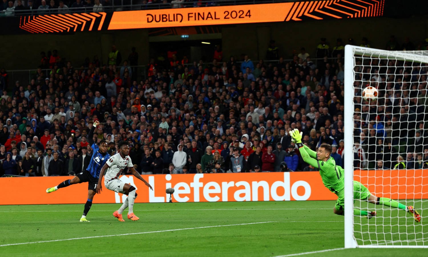 El Atalanta se proclamó campeón de la Europa League al imponerse por 3-0 al Bayer Leverkusen, gracias a un triplete de Ademola Lookman.