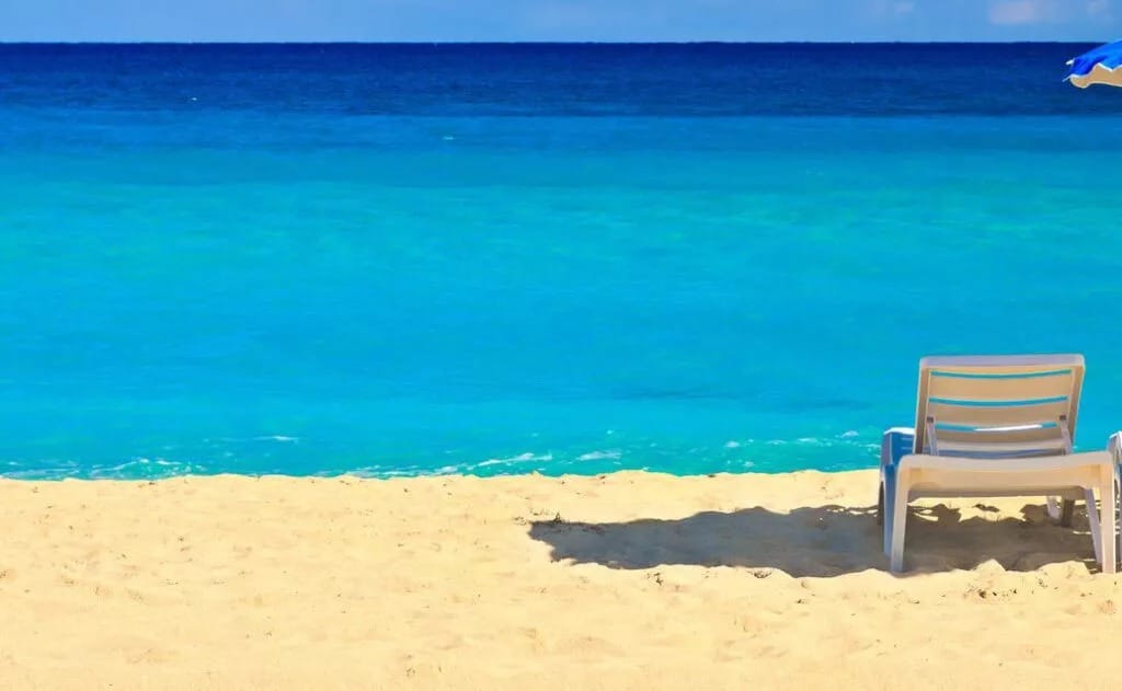 Limassol Police are investigating a violent incident involving two Latvian tourists who were allegedly lured into a car by a man they met at Pyrgos beach