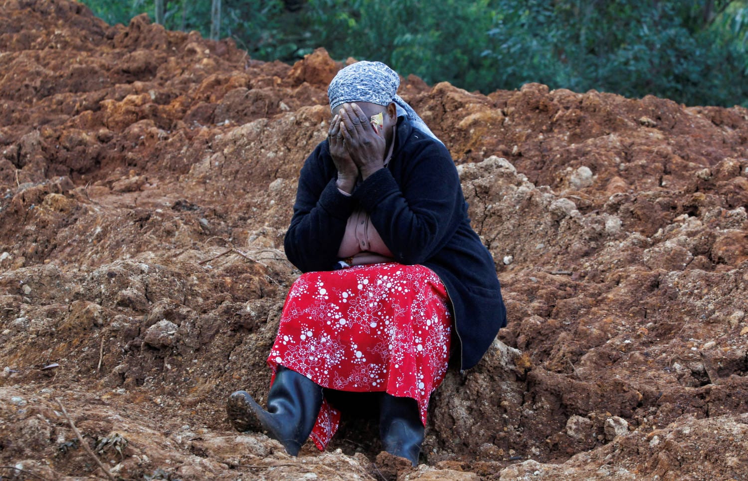 Un enorme corrimiento de tierras en el norte de Papúa Nueva Guinea sepultó más de 50 casas en la aldea de Kaokalam, causando casi 300 muertos, entre ellos el hermano y el primo de un aldeano llamado Ninga Role.
