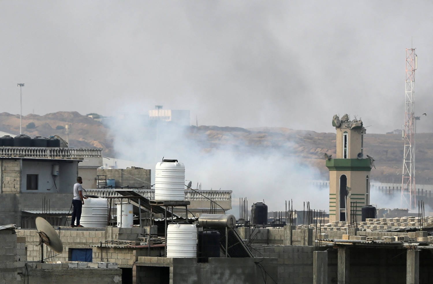 Veintiún palestinos, entre ellos doce mujeres, murieron y muchos otros resultaron heridos en ataques aéreos israelíes el martes en una zona de tiendas de campaña que albergaba a desplazados en Rafah.