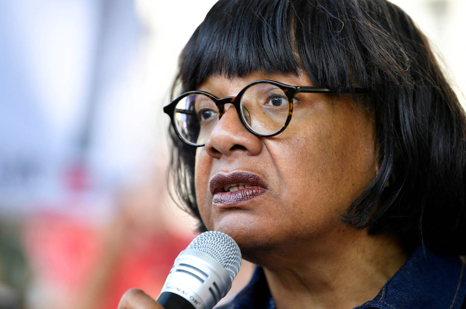 Diane Abbott, a primeira mulher negra a ser deputada na Grã-Bretanha, foi impedida de concorrer como candidata do Partido Trabalhista nas próximas eleições gerais
