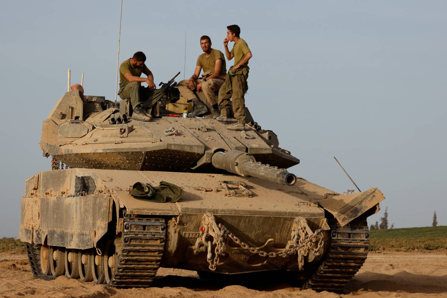 Soldados israelitas foram vistos a comer melancia em cima de um tanque perto da fronteira israelo-gaza em Israel