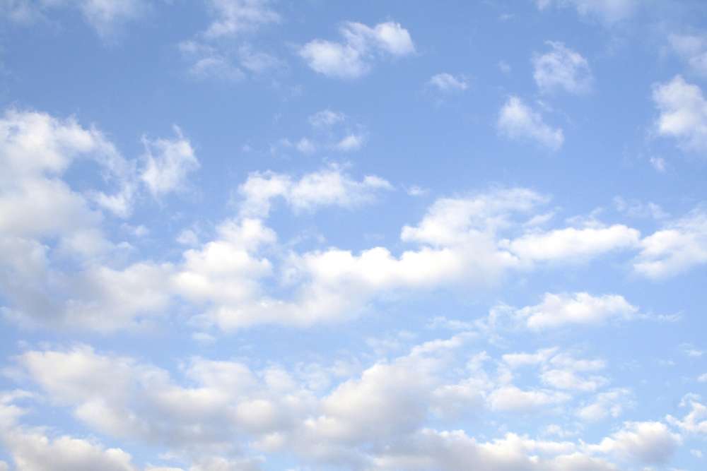 O tempo na quinta-feira começará claro, mas as nuvens desenvolver-se-ão durante a tarde, podendo provocar aguaceiros isolados nas montanhas e no interior