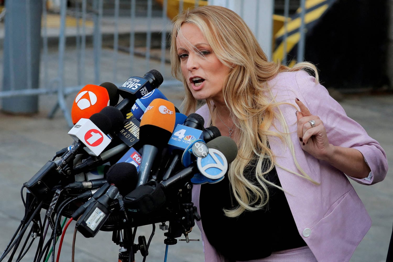 Stormy Daniels testificó que Donald Trump le dijo en 2006 que tener sexo con él era la única manera de salir del "parque de caravanas". Más tarde testificó contra Trump en un caso penal en el que fue declarado culpable de encubrir un pago a ella por su silencio sobre su supuesto encuentro sexual