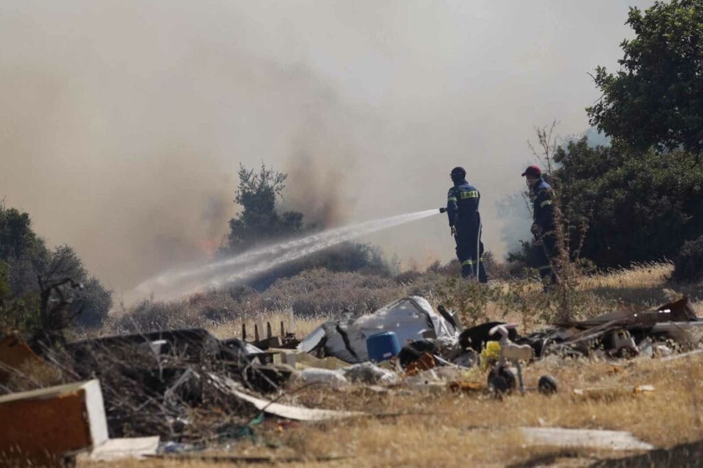 Se declaró un incendio en la zona de Agios Sylas de Limassol, lo que provocó una gran operación del Servicio de Bomberos y otros servicios para contenerlo.