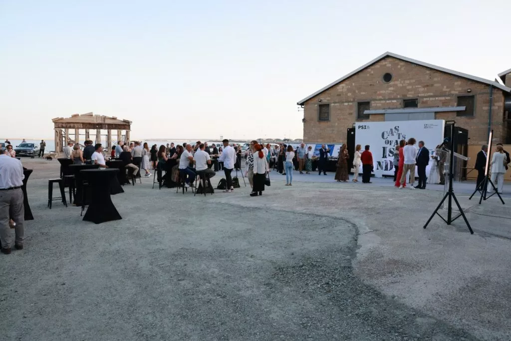 En Limassol (Chipre) se inauguró la exposición "Fundiciones de una isla 2024", con 120 obras de 43 artistas.