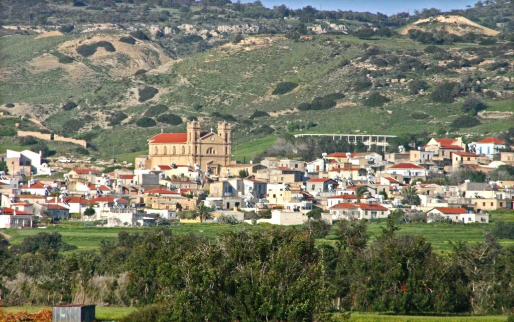 Sólo 385 familias viven aún en los pueblos ocupados de Kormakiti, Karpasia, Agia Triada y Rizokarpaso, pilares del helenismo y de la comunidad maronita.
