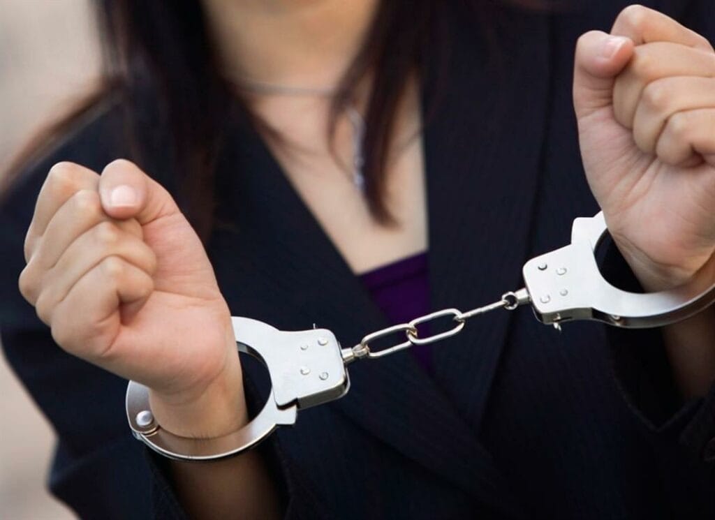 Полиция Лимассола арестовала 29-летнюю женщину за то, что она якобы выманивала кредитные суммы из электронных автоматов по выдаче кредитных карт в трех магазинах.